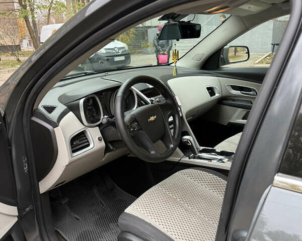 Серый Шевроле Эквинокс, объемом двигателя 2.38 л и пробегом 343 тыс. км за 7500 $, фото 6 на Automoto.ua