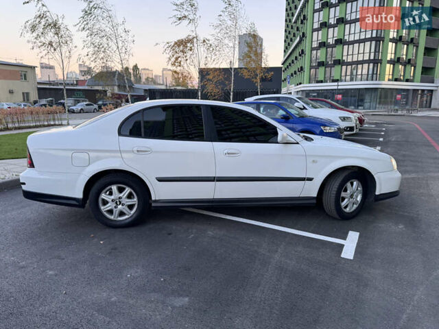 Белый Шевроле Эванда, объемом двигателя 2 л и пробегом 257 тыс. км за 4400 $, фото 3 на Automoto.ua