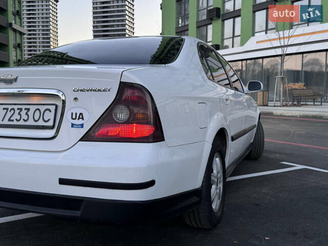 Белый Шевроле Эванда, объемом двигателя 2 л и пробегом 257 тыс. км за 4400 $, фото 8 на Automoto.ua