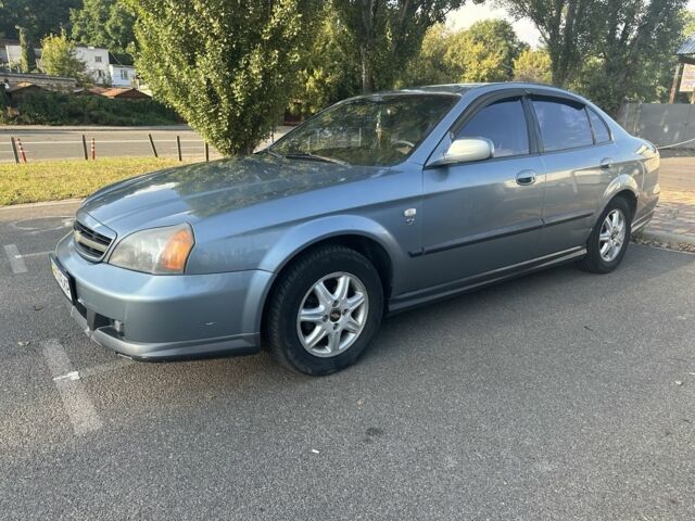 Серый Шевроле Эванда, объемом двигателя 2 л и пробегом 255 тыс. км за 2770 $, фото 1 на Automoto.ua