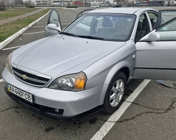 Сірий Шевроле Еванда, об'ємом двигуна 2.5 л та пробігом 103 тис. км за 5000 $, фото 1 на Automoto.ua