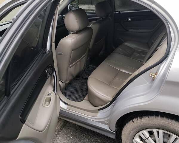 Серый Шевроле Эванда, объемом двигателя 2 л и пробегом 256 тыс. км за 4500 $, фото 23 на Automoto.ua