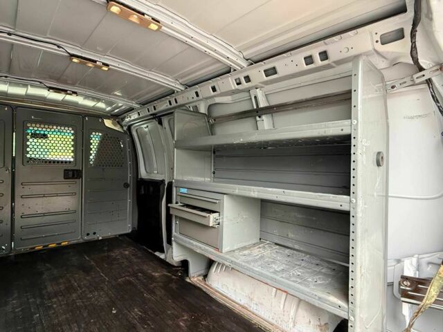 Белый Шевроле Експресс, объемом двигателя 4.8 л и пробегом 90 тыс. км за 13000 $, фото 11 на Automoto.ua