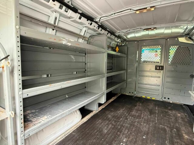 Белый Шевроле Експресс, объемом двигателя 4.8 л и пробегом 90 тыс. км за 13000 $, фото 10 на Automoto.ua