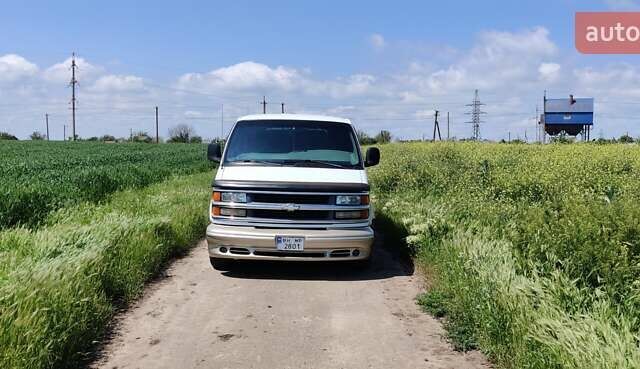 Белый Шевроле Експресс, объемом двигателя 5.7 л и пробегом 253 тыс. км за 20500 $, фото 1 на Automoto.ua
