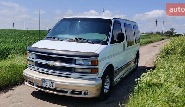 Белый Шевроле Експресс, объемом двигателя 5.7 л и пробегом 253 тыс. км за 20500 $, фото 2 на Automoto.ua