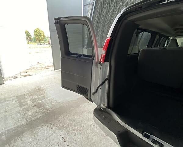 Белый Шевроле Експресс, объемом двигателя 6 л и пробегом 29 тыс. км за 24000 $, фото 12 на Automoto.ua