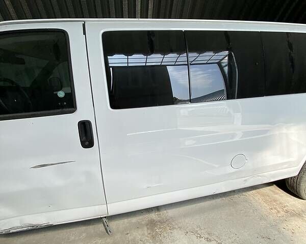 Белый Шевроле Експресс, объемом двигателя 6 л и пробегом 29 тыс. км за 24000 $, фото 3 на Automoto.ua