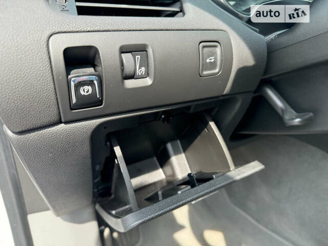 Белый Шевроле Импала, объемом двигателя 3.56 л и пробегом 66 тыс. км за 2700 $, фото 18 на Automoto.ua