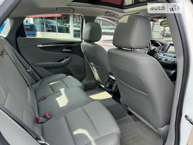 Белый Шевроле Импала, объемом двигателя 3.56 л и пробегом 66 тыс. км за 2700 $, фото 15 на Automoto.ua