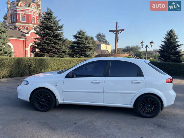 Белый Шевроле Лачетти, объемом двигателя 1.6 л и пробегом 250 тыс. км за 4200 $, фото 6 на Automoto.ua