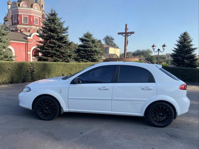 Белый Шевроле Лачетти, объемом двигателя 1.6 л и пробегом 250 тыс. км за 4199 $, фото 2 на Automoto.ua