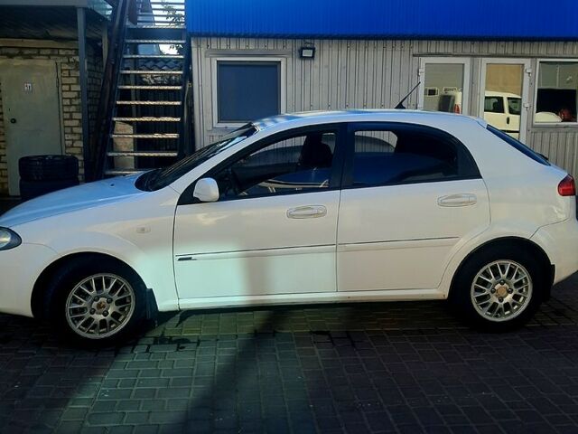 Белый Шевроле Лачетти, объемом двигателя 1.6 л и пробегом 258 тыс. км за 3500 $, фото 1 на Automoto.ua