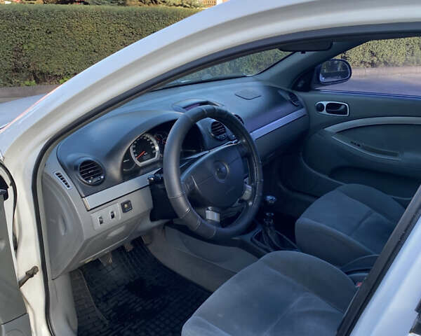 Белый Шевроле Лачетти, объемом двигателя 1.6 л и пробегом 250 тыс. км за 4200 $, фото 8 на Automoto.ua