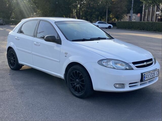 Белый Шевроле Лачетти, объемом двигателя 1.6 л и пробегом 250 тыс. км за 4199 $, фото 1 на Automoto.ua