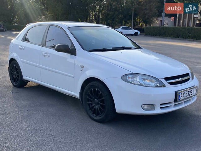 Белый Шевроле Лачетти, объемом двигателя 1.6 л и пробегом 250 тыс. км за 4200 $, фото 1 на Automoto.ua