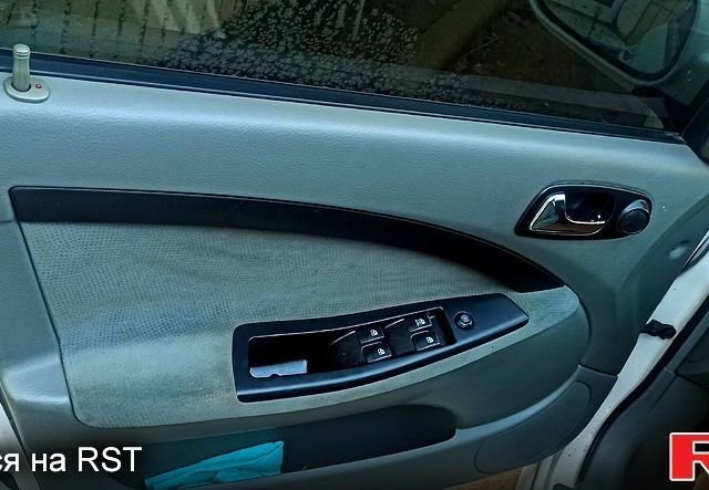 Белый Шевроле Лачетти, объемом двигателя 1.6 л и пробегом 235 тыс. км за 3800 $, фото 4 на Automoto.ua