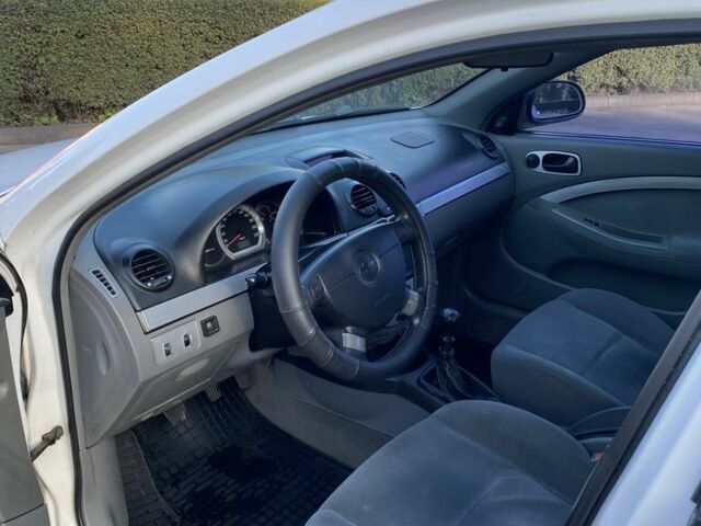 Белый Шевроле Лачетти, объемом двигателя 1.6 л и пробегом 250 тыс. км за 4199 $, фото 6 на Automoto.ua