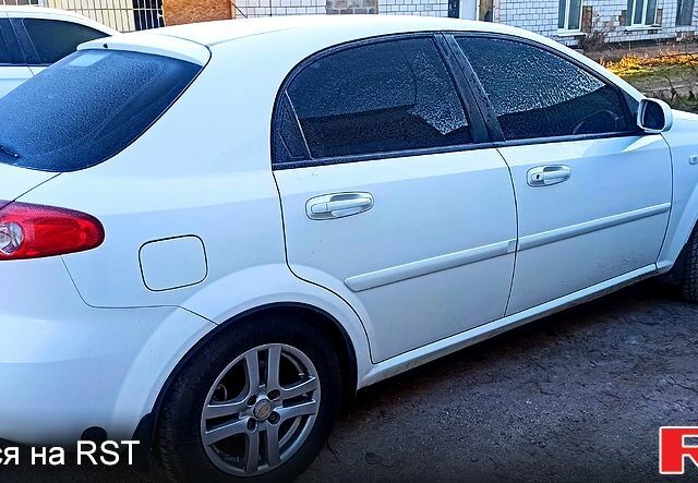 Белый Шевроле Лачетти, объемом двигателя 1.6 л и пробегом 235 тыс. км за 3800 $, фото 2 на Automoto.ua