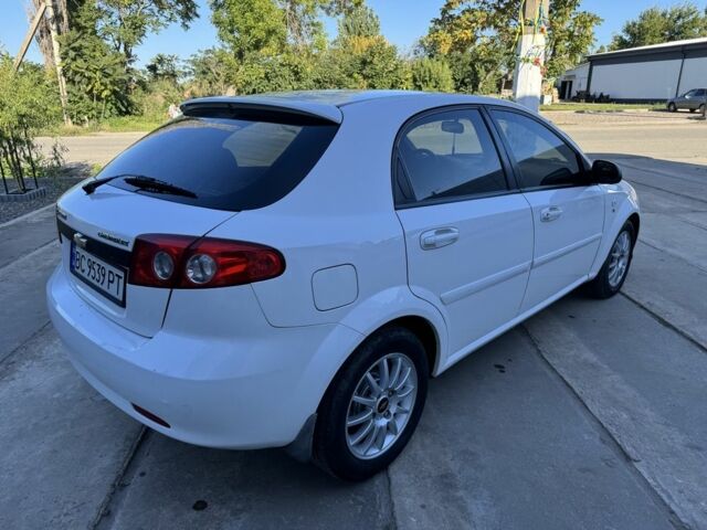 Белый Шевроле Лачетти, объемом двигателя 1.6 л и пробегом 290 тыс. км за 3800 $, фото 4 на Automoto.ua