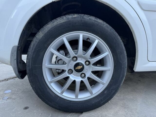 Белый Шевроле Лачетти, объемом двигателя 1.6 л и пробегом 290 тыс. км за 3800 $, фото 7 на Automoto.ua