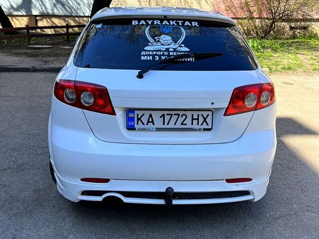 Белый Шевроле Лачетти, объемом двигателя 1.6 л и пробегом 256 тыс. км за 3750 $, фото 1 на Automoto.ua