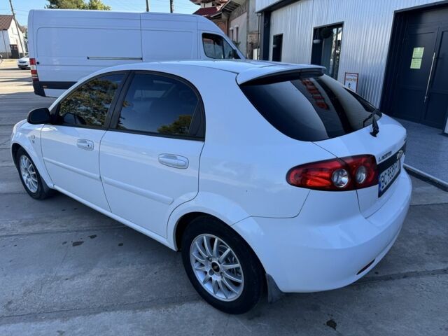 Белый Шевроле Лачетти, объемом двигателя 1.6 л и пробегом 290 тыс. км за 3800 $, фото 2 на Automoto.ua