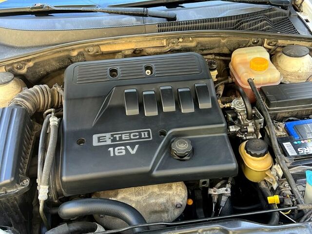 Белый Шевроле Лачетти, объемом двигателя 1.6 л и пробегом 256 тыс. км за 3750 $, фото 2 на Automoto.ua