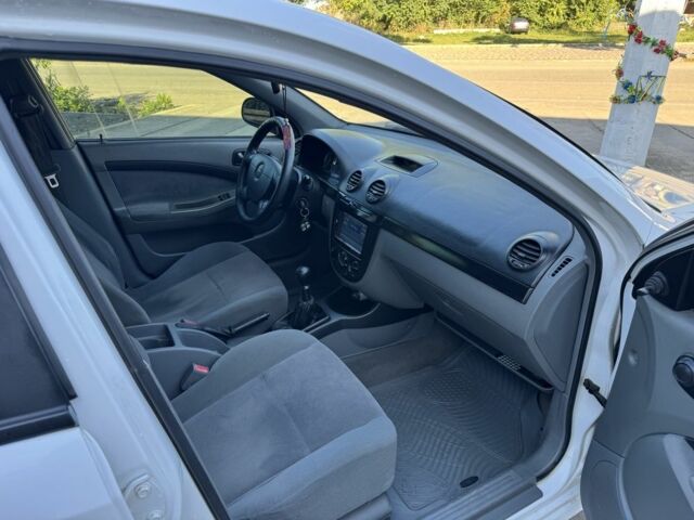 Белый Шевроле Лачетти, объемом двигателя 1.6 л и пробегом 290 тыс. км за 3800 $, фото 9 на Automoto.ua