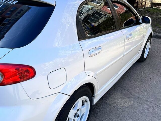 Белый Шевроле Лачетти, объемом двигателя 1.6 л и пробегом 256 тыс. км за 3750 $, фото 5 на Automoto.ua