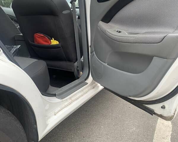 Белый Шевроле Лачетти, объемом двигателя 1.8 л и пробегом 206 тыс. км за 4700 $, фото 9 на Automoto.ua