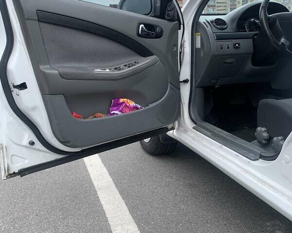 Белый Шевроле Лачетти, объемом двигателя 1.8 л и пробегом 206 тыс. км за 4700 $, фото 16 на Automoto.ua