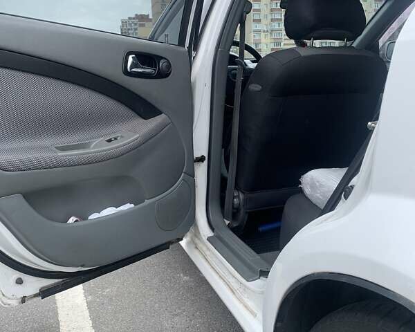 Белый Шевроле Лачетти, объемом двигателя 1.8 л и пробегом 206 тыс. км за 4700 $, фото 4 на Automoto.ua