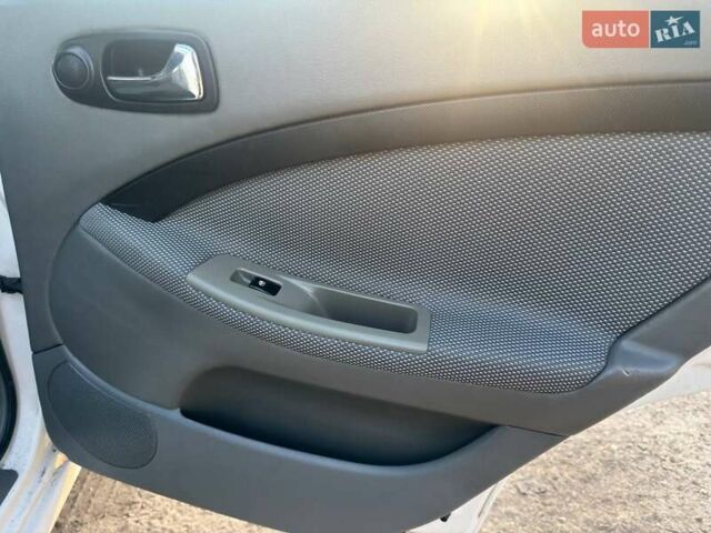 Белый Шевроле Лачетти, объемом двигателя 1.8 л и пробегом 180 тыс. км за 5450 $, фото 41 на Automoto.ua