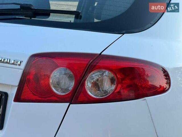 Белый Шевроле Лачетти, объемом двигателя 1.8 л и пробегом 180 тыс. км за 5450 $, фото 21 на Automoto.ua