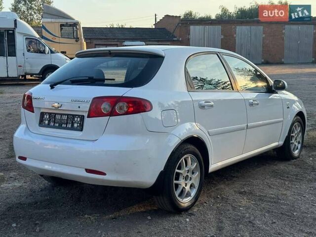 Белый Шевроле Лачетти, объемом двигателя 1.8 л и пробегом 180 тыс. км за 5450 $, фото 14 на Automoto.ua
