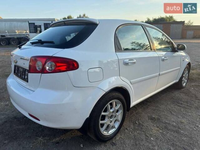 Белый Шевроле Лачетти, объемом двигателя 1.8 л и пробегом 180 тыс. км за 5450 $, фото 19 на Automoto.ua