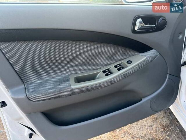 Белый Шевроле Лачетти, объемом двигателя 1.8 л и пробегом 180 тыс. км за 5450 $, фото 24 на Automoto.ua