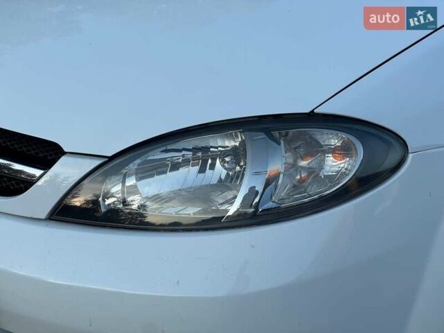 Белый Шевроле Лачетти, объемом двигателя 1.8 л и пробегом 180 тыс. км за 5450 $, фото 4 на Automoto.ua