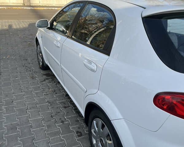 Белый Шевроле Лачетти, объемом двигателя 1.8 л и пробегом 161 тыс. км за 4999 $, фото 7 на Automoto.ua