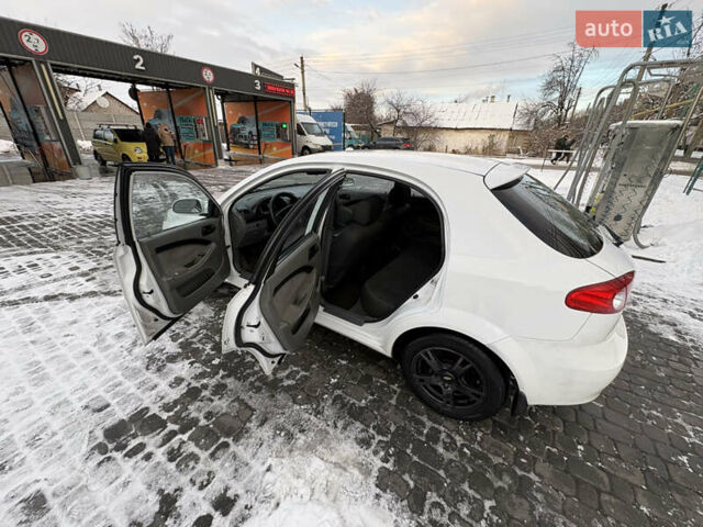 Белый Шевроле Лачетти, объемом двигателя 1.6 л и пробегом 230 тыс. км за 4000 $, фото 8 на Automoto.ua