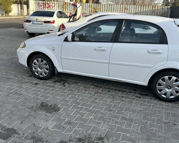 Белый Шевроле Лачетти, объемом двигателя 1.8 л и пробегом 161 тыс. км за 4999 $, фото 6 на Automoto.ua