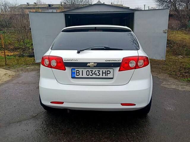Белый Шевроле Лачетти, объемом двигателя 1.6 л и пробегом 180 тыс. км за 5600 $, фото 1 на Automoto.ua