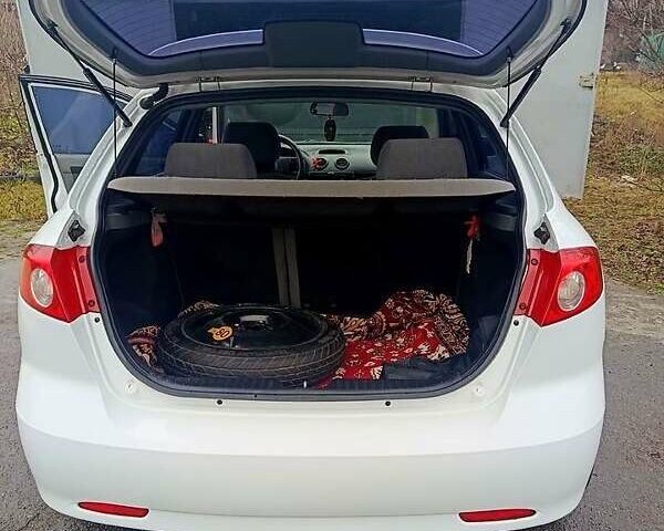 Белый Шевроле Лачетти, объемом двигателя 1.6 л и пробегом 180 тыс. км за 5600 $, фото 3 на Automoto.ua