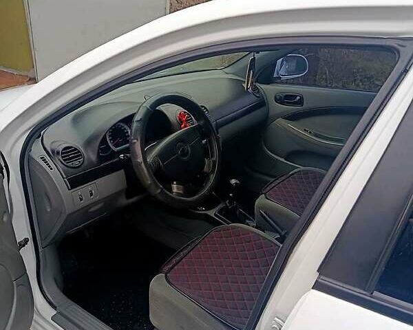 Белый Шевроле Лачетти, объемом двигателя 1.6 л и пробегом 180 тыс. км за 5600 $, фото 2 на Automoto.ua