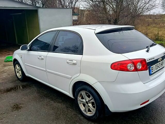 Белый Шевроле Лачетти, объемом двигателя 1.6 л и пробегом 180 тыс. км за 5600 $, фото 2 на Automoto.ua