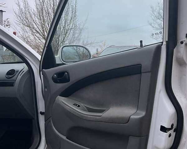 Белый Шевроле Лачетти, объемом двигателя 1.6 л и пробегом 154 тыс. км за 4800 $, фото 5 на Automoto.ua