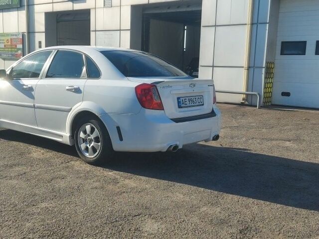 Белый Шевроле Лачетти, объемом двигателя 1.8 л и пробегом 224 тыс. км за 3999 $, фото 4 на Automoto.ua