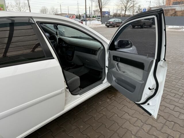 Белый Шевроле Лачетти, объемом двигателя 1.8 л и пробегом 236 тыс. км за 3900 $, фото 14 на Automoto.ua