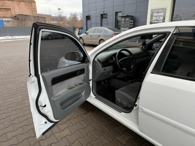 Белый Шевроле Лачетти, объемом двигателя 1.8 л и пробегом 236 тыс. км за 3900 $, фото 16 на Automoto.ua